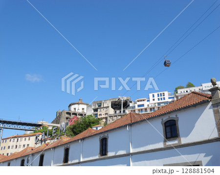ポルトガル ポルト ドウロ川沿いの街並み 5月 ポルトガル ポルト ドウロ川沿いの街並み 5月 128881504