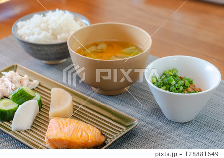 焼き鮭や納豆などを盛り付けた和風の健康的な朝食セット 128881649