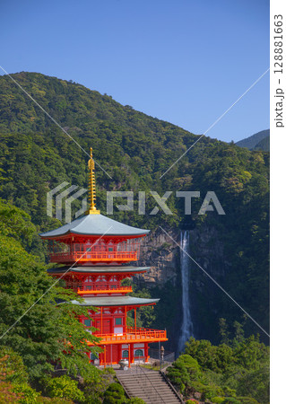 熊野那智大社 青岸渡寺の三重塔と那智の滝 熊野那智大社 青岸渡寺の三重塔と那智の滝 128881663