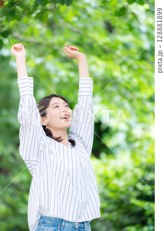 女性　新緑　公園	 128881899