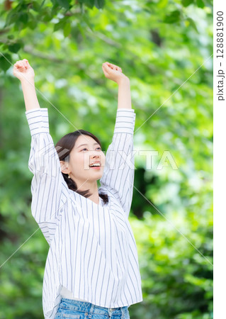 女性　新緑　公園	 128881900