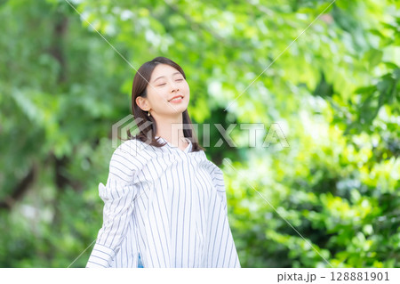 女性　新緑　公園	 128881901