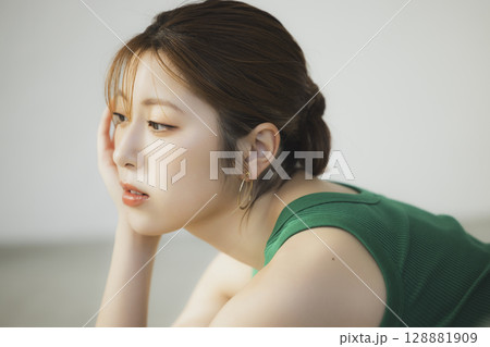 床に寝転ぶ女性 床に寝転ぶ女性 128881909