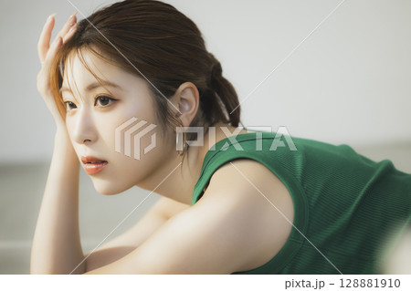 床に寝転ぶ女性 128881910