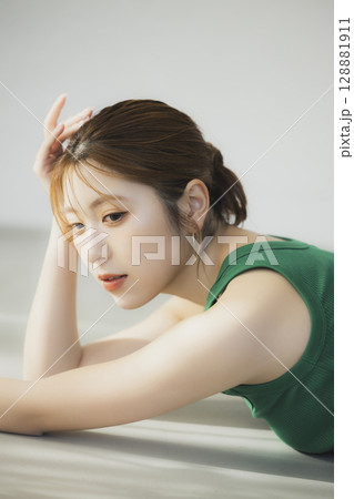 床に寝転ぶ女性 128881911