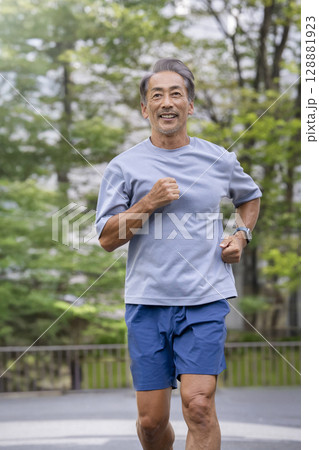 ランニングをする60代の男性 128881923