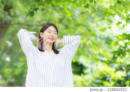 女性 新緑 公園 女性 新緑 公園 128881932