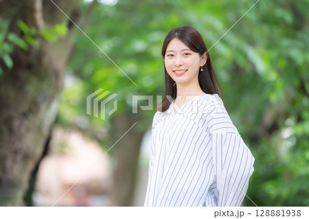 女性 新緑 公園 女性 新緑 公園 128881938