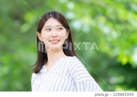 女性 新緑 公園 女性 新緑 公園 128881939