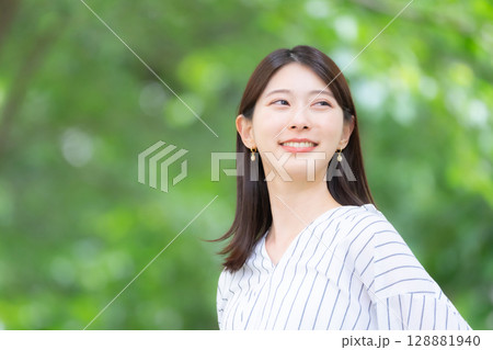 女性　新緑　公園	 128881940