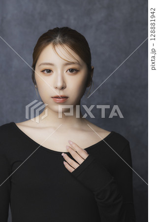 黒バックのビューティポートレート  128881942