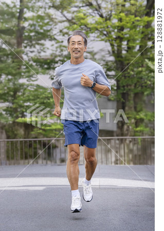 ランニングをする60代の男性 128881972