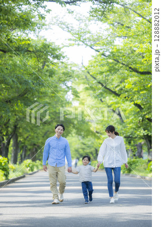 新緑の公園を歩く家族 新緑の公園を歩く家族 128882012