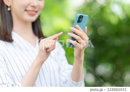 スマートフォン 手元 スマートフォン 手元 128882031
