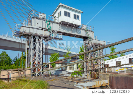 【青森港:可動橋を使用して貨車を青函連絡船に積載】機械遺産可動橋が見える風景 【青森港:可動橋を使用して貨車を青函連絡船に積載】機械遺産可動橋が見える風景 128882089