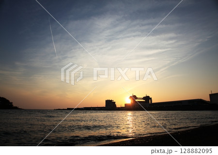 河口から見た海に沈む太陽 128882095