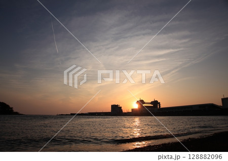 河口から見た海に沈む太陽 128882096
