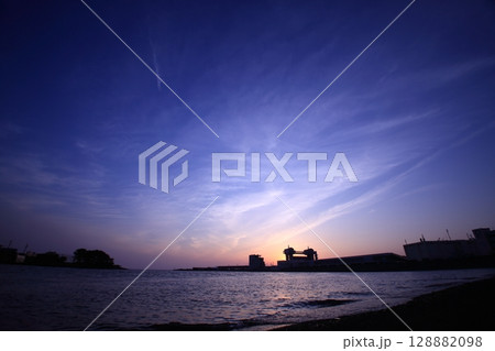 海に沈む夕日 128882098