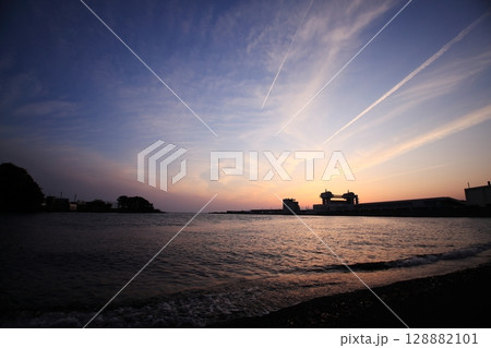 海に沈む夕日 128882101