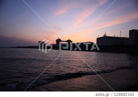港に沈む夕日 128882102