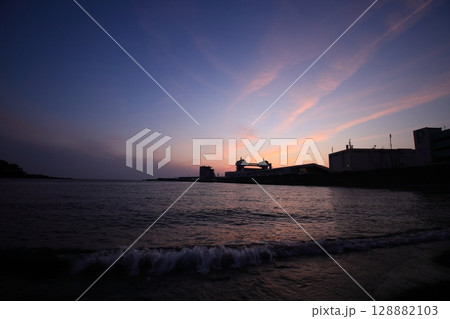 海に沈む夕日 128882103