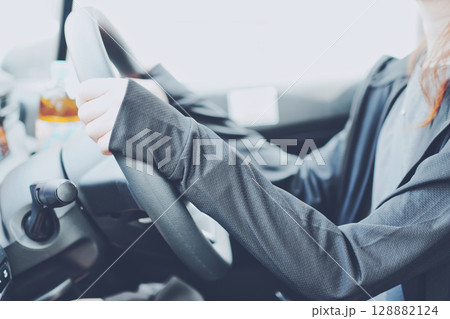uvウェアを着て運転する女性 uvウェアを着て運転する女性 128882124