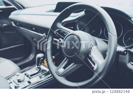 車内とハンドルクローズアップ 128882148