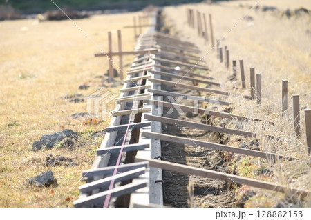 畦を作るためのコンクリート型枠 128882153