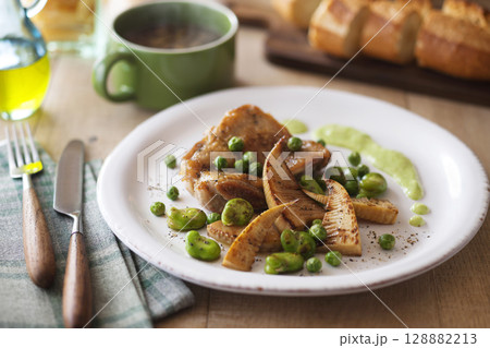 鶏肉と春野菜のソテー 128882213