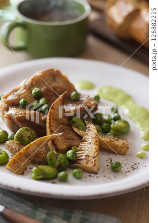 鶏肉と春野菜のソテー 128882215
