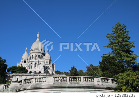 モンマルトルの丘に佇むサクレ・クール寺院|パリの象徴的な絶景スポット モンマルトルの丘に佇むサクレ・クール寺院|パリの象徴的な絶景スポット 128882235