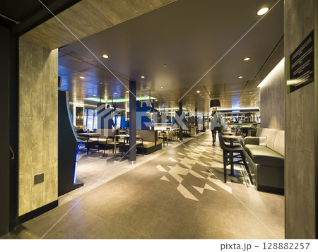 スタイリッシュな北欧フェリー「メガスター号」のラウンジエリア / Megastar, Tallink スタイリッシュな北欧フェリー「メガスター号」のラウンジエリア / Megastar, Tallink 128882257