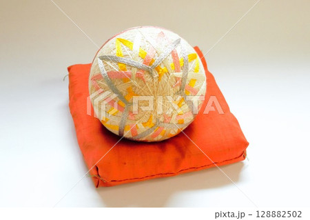 カラフルな手まり　10 128882502