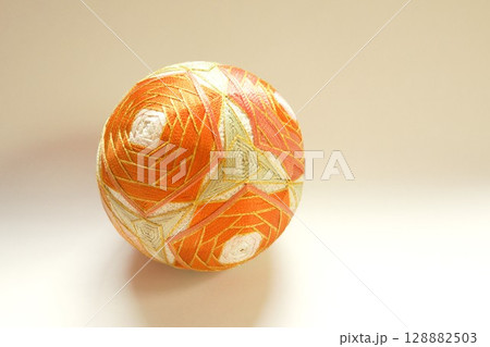 カラフルな手まり　17 128882503