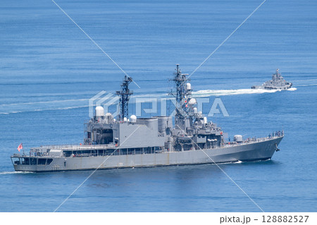海上自衛隊の護衛艦うみぎり と曳船89号 128882527