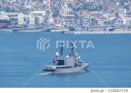 呉基地に帰港する護衛艦うみぎり 128882529