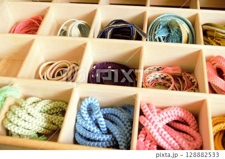 和箪笥の中の帯紐 128882533