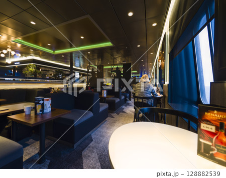 スタイリッシュな北欧フェリー「メガスター号」のラウンジエリア / Megastar, Tallink スタイリッシュな北欧フェリー「メガスター号」のラウンジエリア / Megastar, Tallink 128882539