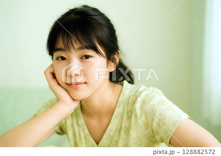 頬杖をつく若い女性 128882572