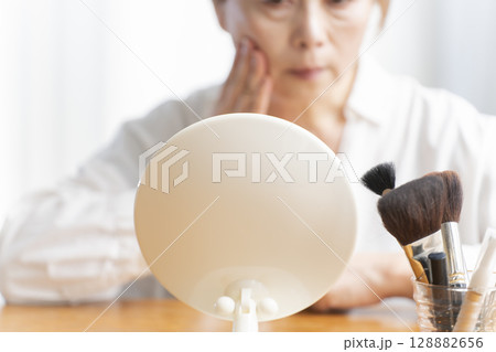 顔の老化を気にするシニア女性 128882656