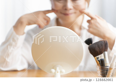 顔の老化を気にするシニア女性 128882661