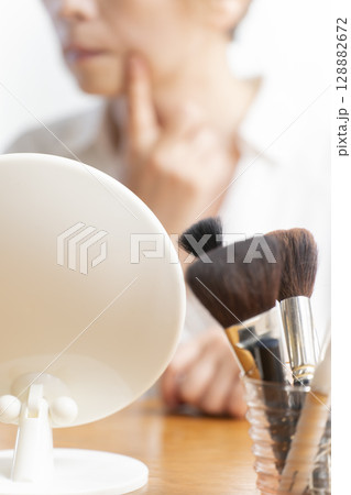 顔の老化を気にするシニア女性 顔の老化を気にするシニア女性 128882672