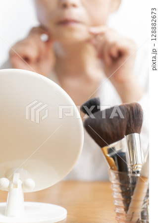 顔の老化を気にするシニア女性 顔の老化を気にするシニア女性 128882673