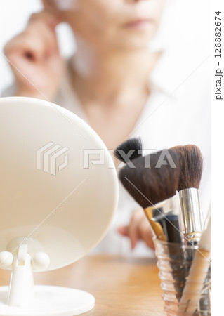 顔の老化を気にするシニア女性 顔の老化を気にするシニア女性 128882674