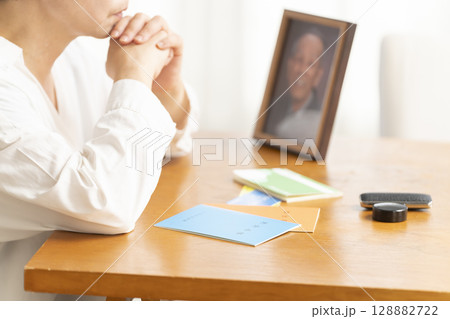 1人になったシニア女性の老後の不安 128882722