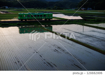 夕暮れの水田に映る平成筑豊鉄道400型「LINEスタンプ号」 128882806