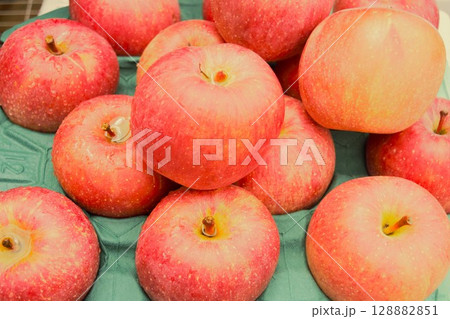たくさんのりんご 128882851