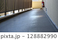 アパートの廊下 128882990
