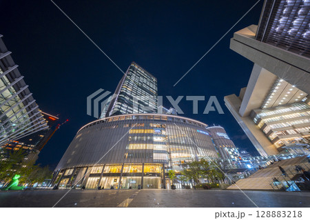 グランフロント大阪　うめきた広場　夜景 128883218