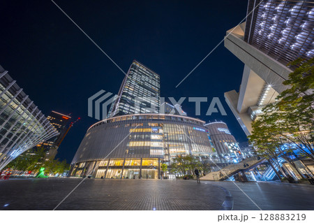 グランフロント大阪　うめきた広場　夜景 128883219
